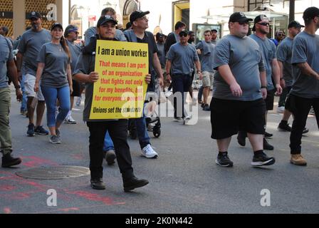 New York, New York, Etats-Unis - 10 septembre 2022: Travailleurs syndicaux de la section locale 197 des travailleurs du fer sur 5th Avenue pendant la parade de la fête du travail 2022 et mars. Banque D'Images