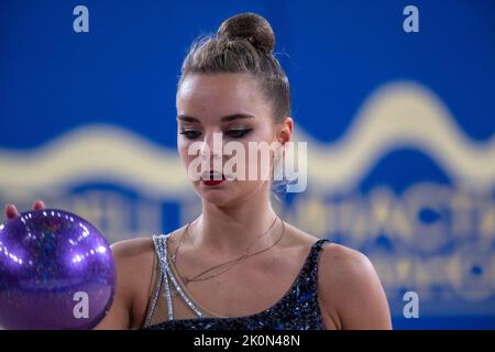 Moscou, Russie. 12th septembre 2022. Dina Averina s'entraîne avec une balle au Spartakiad d'été 2022 en gymnastique rythmique au Palais de gymnastique Irina Viner-Usmanova à Luzhniki à Moscou, Russie. Nikolay Vinokurov/Alay Live News Banque D'Images