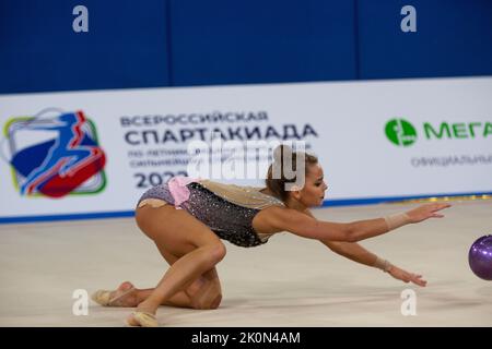 Moscou, Russie. 12th septembre 2022. Dina Averina s'entraîne avec une balle au Spartakiad d'été 2022 en gymnastique rythmique au Palais de gymnastique Irina Viner-Usmanova à Luzhniki à Moscou, Russie. Nikolay Vinokurov/Alay Live News Banque D'Images