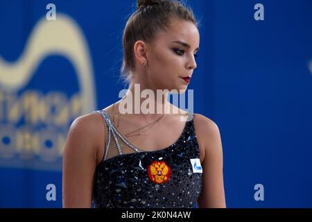 Moscou, Russie. 12th septembre 2022. Dina Averina s'entraîne avec une balle au Spartakiad d'été 2022 en gymnastique rythmique au Palais de gymnastique Irina Viner-Usmanova à Luzhniki à Moscou, Russie. Nikolay Vinokurov/Alay Live News Banque D'Images