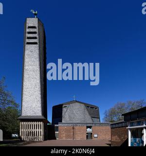 Cologne, Allemagne, 17 avril 2022: L'église catholique de St. Urban dans le stegerwaldsiedlung à cologne Banque D'Images