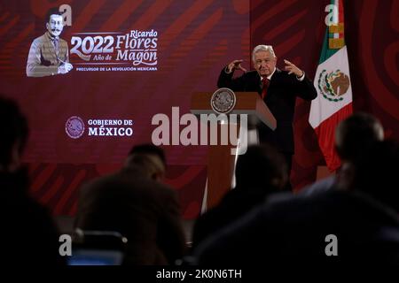 Mexico, Mexique. 12th septembre 2022. Le président du Mexique, Andres Manuel LÃ³pez Obrador, s'entretient au cours de la conférence de presse devant des journalistes au Palais national de Mexico. Sur 12 septembre 2022 à Mexico, Mexique. (Image de crédit : © Luis Barron Eyepix Group/eyepix via ZUMA Press Wire) Banque D'Images