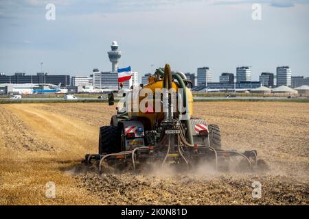 La récolte du grain dans un champ de l'aéroport d'Amsterdam Schiphol a fui le labour et la fertilisation après la récolte Banque D'Images