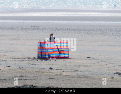 QUELLE DIFFÉRENCE. UNE PLAGE PRESQUE VIDE À WEST WITTERING, WEST SUSSEX SUR LE MAYDAY BANK HOLIDAY LUNDI DE CETTE ANNÉE 2014 PIC MIKE WALKER, 2014 MIKE WALKER PHOTOS Banque D'Images