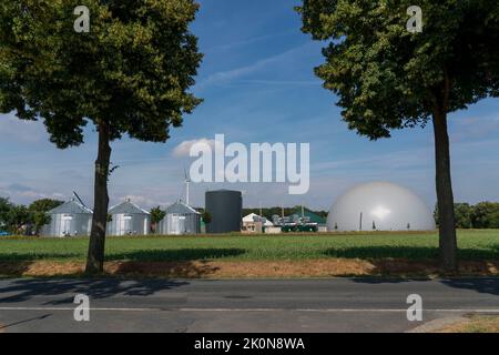 Usine de biogaz, silos de stockage, grande capacité de stockage d'eau chaude pour le stockage d'énergie intermédiaire, stockage de gaz en forme de dôme, Rietberg, NRW, Allemagne Banque D'Images