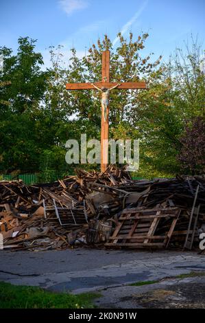 La Croix avec Jésus-Christ entourée de débris de bois. Banque D'Images