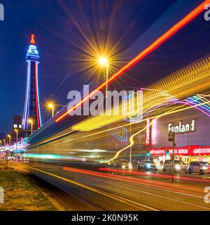 Tramway le long du Golden Mile à Blackpool pendant les illuminations Banque D'Images