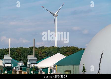 Centrale de biogaz, centrales thermiques et électriques combinées, pour la production d'énergie, stockage de gaz en forme de dôme, centrale éolienne, Rietberg, NRW, Allemagne Banque D'Images