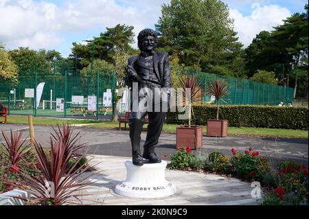 Statue de la fin Bobby ball moitié de la comédie due Cannon et ball dans Lowther Gardens, Lytham Banque D'Images