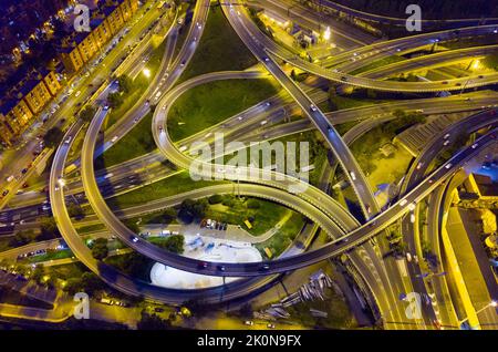 Vue aérienne de la séparation de niveau autoroute la nuit Banque D'Images