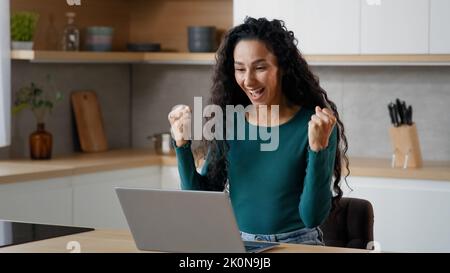 Heureux excitée femme gagnante freelancer chanceux femme d'affaires shopper se réjouir Internet victoire en ligne de pari de loterie gagner des réductions se sentir euphorie Banque D'Images
