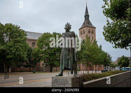 Statue de bronze de Saint-Canute devant son église à Odense, Danemark, 27 août 2022 Banque D'Images