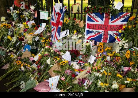 Windsor, Royaume-Uni. 12th septembre 2022. Les hommages floraux à la reine Elizabeth II sont exposés à l'extérieur de Cambridge Gate au château de Windsor. La reine Elizabeth II, le monarque le plus longtemps au Royaume-Uni, est décédée à Balmoral à l'âge de 96 ans le 8th septembre 2022 après un règne de 70 ans. Crédit : Mark Kerrison/Alamy Live News Banque D'Images