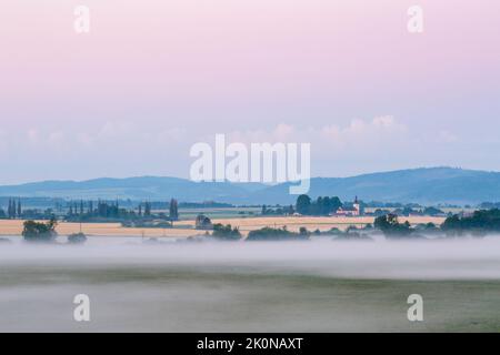 Brouillard dans les plaines de la rivière Turiec, Slovaquie. Banque D'Images