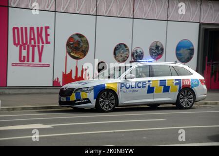 CHRISTCHURCH, NOUVELLE-ZÉLANDE, 8 SEPTEMBRE 2022 : une voiture de police avec des feux clignotants et des sirènes qui se dirige vers une urgence à Christchurch, la ville de Quake de Nouvelle-Zélande Banque D'Images