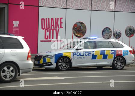 CHRISTCHURCH, NOUVELLE-ZÉLANDE, 8 SEPTEMBRE 2022 : une voiture de police avec des feux clignotants et des sirènes qui se dirige vers une urgence à Christchurch, la ville de Quake de Nouvelle-Zélande Banque D'Images