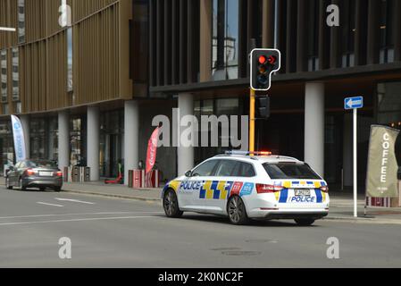 CHRISTCHURCH, NOUVELLE-ZÉLANDE, le 8 SEPTEMBRE 2022 : une voiture de police avec des feux clignotants et des sirènes fait un feu rouge lorsqu'elle se dirige vers une urgence à Christchurch Banque D'Images