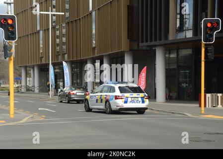 CHRISTCHURCH, NOUVELLE-ZÉLANDE, le 8 SEPTEMBRE 2022 : une voiture de police avec des feux clignotants et des sirènes fait un feu rouge lorsqu'elle se dirige vers une urgence à Christchurch Banque D'Images