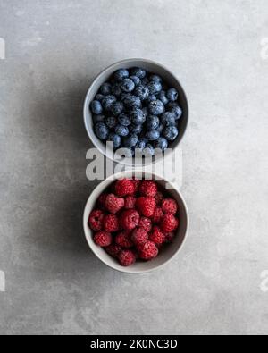 Deux assiettes aux myrtilles et framboises dans un style minimaliste Banque D'Images