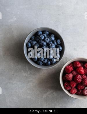 Deux assiettes aux myrtilles et framboises dans un style minimaliste Banque D'Images