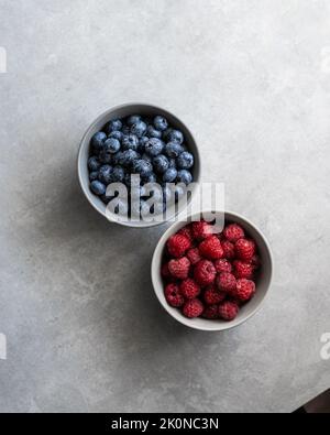 Deux assiettes aux myrtilles et framboises dans un style minimaliste Banque D'Images