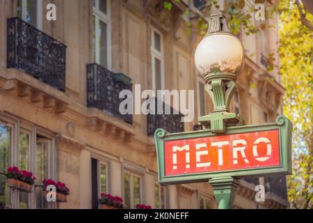 Panneau de métro Paris rétro à Montmartre, Paris au coucher du soleil, France Banque D'Images