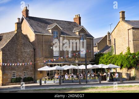 The Swan, un pub et restaurant moderne populaire dans le pittoresque village Cotswold de Broadway, Cotswolds, Worcestershire, Angleterre, Royaume-Uni Banque D'Images