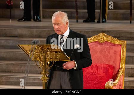 (220912) -- LONDRES, le 12 septembre 2022 (Xinhua) -- le roi Charles III de Grande-Bretagne prononce sa première allocution devant le Parlement à Westminster Hall, à Londres, en Grande-Bretagne, le 12 septembre 2022. Le roi de Grande-Bretagne Charles III a dit qu'il sentait « le poids de l'histoire » et s'est engagé à suivre l'exemple de sa mère, la reine Elizabeth II, dans son premier discours devant le Parlement lundi. (Roger Harris/Parlement du Royaume-Uni/document via Xinhua) CRÉDIT OBLIGATOIRE SPÉCIAL : Parlement du Royaume-Uni/Roger Harris Banque D'Images