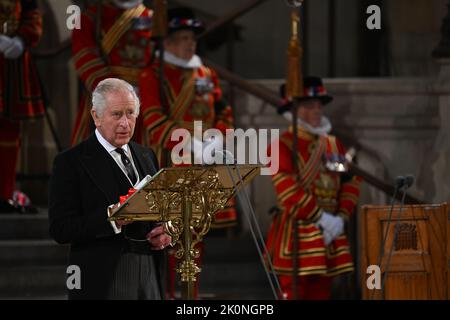 (220912) -- LONDRES, le 12 septembre 2022 (Xinhua) -- le roi Charles III de Grande-Bretagne prononce sa première allocution devant le Parlement à Westminster Hall, à Londres, en Grande-Bretagne, le 12 septembre 2022. Le roi de Grande-Bretagne Charles III a dit qu'il sentait « le poids de l'histoire » et s'est engagé à suivre l'exemple de sa mère, la reine Elizabeth II, dans son premier discours devant le Parlement lundi. (Jessica Taylor/UK Parliament/Handout via Xinhua) CRÉDIT OBLIGATOIRE SPÉCIAL : UK Parliament/Jessica Taylor Banque D'Images