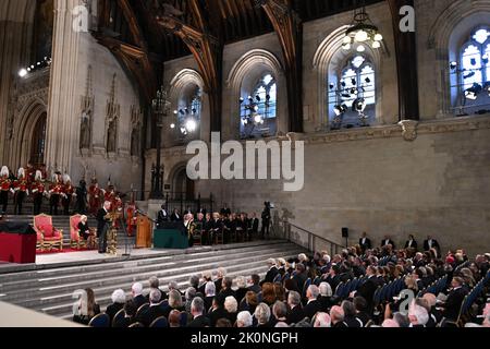 (220912) -- LONDRES, le 12 septembre 2022 (Xinhua) -- le roi Charles III (sur le podium) de Grande-Bretagne prononce son premier discours devant le Parlement à Westminster Hall, à Londres, en Grande-Bretagne, le 12 septembre 2022. Le roi de Grande-Bretagne Charles III a dit qu'il sentait « le poids de l'histoire » et s'est engagé à suivre l'exemple de sa mère, la reine Elizabeth II, dans son premier discours devant le Parlement lundi. (Jessica Taylor/UK Parliament/Handout via Xinhua) CRÉDIT OBLIGATOIRE SPÉCIAL : UK Parliament/Jessica Taylor Banque D'Images