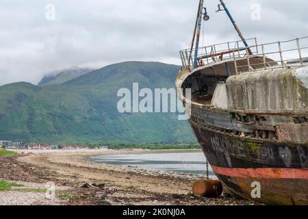 Sur la rive du Loch Linnhe, sur la plage de Caol, avec Ben Nevis comme toile de fond, près du fort William dans les Highlands écossais, village de Caol en arrière-plan, Banque D'Images