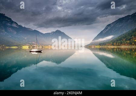 Voiliers dans le lac Achensee près d'Innsbruck à l'aube paisible, alpes du Tyrol, Autriche Banque D'Images