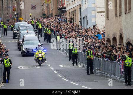 Édimbourg, Royaume-Uni. 12th septembre 2022. Les membres du public se réunissent pour assister à la procession du cercueil de la reine Élisabeth II, du palais de Holyroodhouse à la cathédrale Saint-Giles, sur le Royal Mile à Édimbourg, en Écosse, lundi, 12 septembre 2022, où la reine Élisabeth II se trouve au repos. Les amateurs de deuil auront la première occasion lundi de rendre hommage avant le cercueil de la reine Elizabeth II, car il se trouve dans une cathédrale d'Édimbourg où le roi Charles III présidera une vigile. Photo du ministre de la Défense du Royaume-Uni/UPI crédit: UPI/Alay Live News Banque D'Images