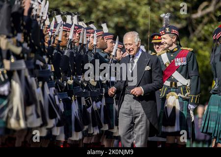 Édimbourg, Royaume-Uni. 12th septembre 2022. Le roi Charles III se remet les clés d'Édimbourg et les clés du palais de Holyroodhouse à son arrivée au château, lundi, 12 septembre 2022. Le monarque se fait offrir les clés, et la tradition les oblige aux retourner, en confiant leur garde aux élus d'Édimbourg. Photo du ministère de la Défense du Royaume-Uni/UPI crédit: UPI/Alay Live News Banque D'Images