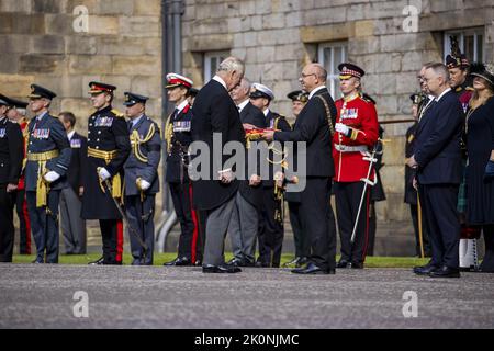 Édimbourg, Royaume-Uni. 12th septembre 2022. Le roi Charles III se remet les clés d'Édimbourg et les clés du palais de Holyroodhouse à son arrivée au château, lundi, 12 septembre 2022. Le monarque se fait offrir les clés, et la tradition les oblige aux retourner, en confiant leur garde aux élus d'Édimbourg. Photo du ministère de la Défense du Royaume-Uni/UPI crédit: UPI/Alay Live News Banque D'Images