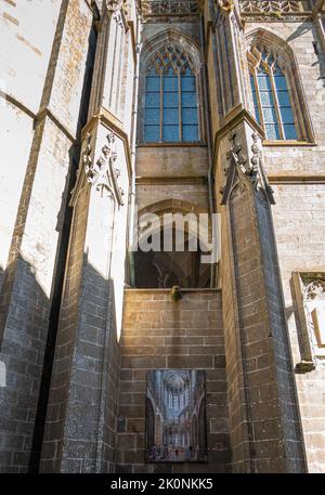 Mont Saint-Michel, Normandie, France - 8 juillet 2022 : façade de l'église en pierre brune vue le long des lignes verticales de l'architecture avec peinture intérieure. W Banque D'Images