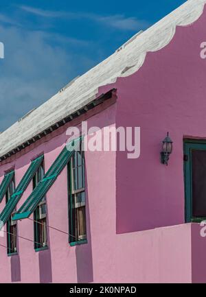 Architecture traditionnelle des Bermudes Maison rose toit blanc et cheminée, volets et porte en gros plan Banque D'Images