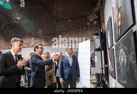 Istanbul, Turquie, 12/09/2022, Serdar Karagoz, Directeur général de l'Agence Anadolu (left2), a été vu en donnant des informations sur les photos exposées. Istanbul photo Awards 2022 exposition à l'Université des beaux-arts de Mimar Sinan Tophane-i Amire Culture and Art Centre, au bâtiment du Dôme unique, avec la participation du Directeur général de l'Agence Anadolu Serdar Karagoz, après le discours d'ouverture, Mimar Sinan Université des Beaux-Arts Recteur Professeur Dr. Handan ?nci ELCI a ouvert avec la présence de Beyoglu Maire Haydar Ali Yildiz et des invités. Les photographies primées seront ouvertes aux visiteurs jusqu'à la fin du mois de septembre Banque D'Images