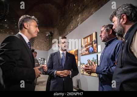 Istanbul, Turquie, 12/09/2022, Serdar Karagoz, Directeur général de l'Agence Anadolu (left2) et Firat YURDAKUL, rédacteur en chef de l'Agence Anadolu pour les nouvelles visuelles (left1) ont vu parler de l'exposition aux invités. Istanbul photo Awards 2022 exposition à l'Université des beaux-arts de Mimar Sinan Tophane-i Amire Culture and Art Centre, au bâtiment du Dôme unique, avec la participation du Directeur général de l'Agence Anadolu Serdar Karagoz, après le discours d'ouverture, Mimar Sinan Université des Beaux-Arts Recteur Professeur Dr. Handan ?nci ELCI a ouvert avec la présence de Beyoglu Maire Haydar Ali Yildiz et des invités. Photographies primées Banque D'Images