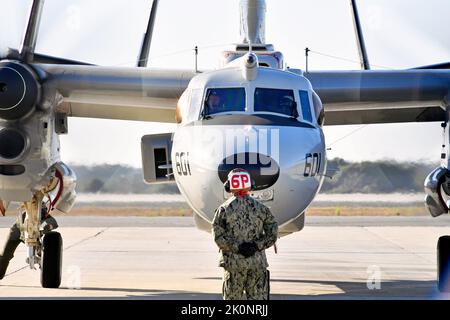 220831-N-AS200-1068 - POINT MUGU, Californie (août 31, 2022) – Vice SMA. Kenneth Whitesell, commandant, Forces navales aériennes (ANAF) copilotes “601” E-2D Hawkeye avancé affecté aux “Black Eagles” de l’escadron de commandement et de contrôle aéroporté (VAW) 113 lors de son voyage à la base navale du comté de Ventura (NBCV), point Mugu, août 31. L'ANAF est un homme, un train et un équipement des forces navales déployables et prêtes pour le combat pour une meilleure préparation au combat. NBCV est une installation navale stratégiquement située composée de trois installations d'exploitation : point Mugu, Port Hueneme et l'île San Nicolas. NBCV est le berceau de la Pacific se Banque D'Images