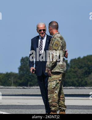 Le président américain Joe Biden, à gauche, marche vers Marine One, accompagné du colonel Matt Husemann, commandant de l'escadre du 436th Airlift, à la base aérienne de Douvres, Delaware, alors qu'il se rend à Wilmington, au Delaware, le 9 septembre 2022. Banque D'Images