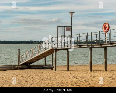 Étape d'atterrissage pour les bateaux au réservoir de Bautzen. Il n'y a pas assez d'eau dans le réservoir pour faire fonctionner la phase d'atterrissage. Période de sécheresse en été. Banque D'Images