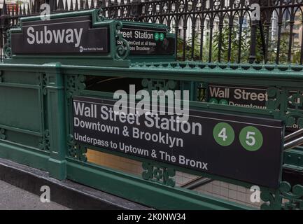 NEW YORK, New York – 11 septembre 2022 : une entrée de métro de la gare de Wall Street est visible dans le quartier inférieur de Manhattan. Banque D'Images