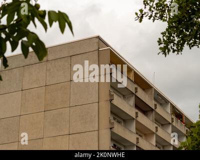 WBS 70 immeuble d'appartements en Saxe. Architecture construite en République démocratique allemande devant un ciel couvert. Maison en construction de dalle. Banque D'Images