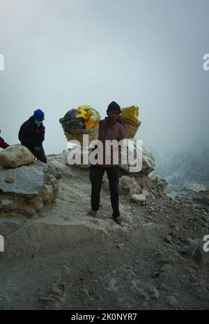 Banyuwangi, Indonésie - 13 octobre 2019 : activité du mineur de soufre au cratère d'Ijen à Banyuwangi, Java-est, Indonésie. Banque D'Images