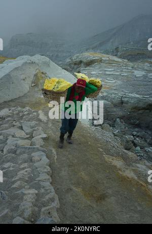 Banyuwangi, Indonésie - 13 octobre 2019 : activité du mineur de soufre au cratère d'Ijen à Banyuwangi, Java-est, Indonésie. Banque D'Images