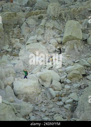 Banyuwangi, Indonésie - 13 octobre 2019 : activité du mineur de soufre au cratère d'Ijen à Banyuwangi, Java-est, Indonésie. Banque D'Images