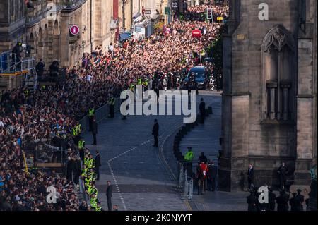 Édimbourg, Royaume-Uni. 12th septembre 2022. Sur le chemin de la dernière visite de la reine Elizabeth II à la cathédrale St Giles sur le Royal Mile. Tom Duffin. Banque D'Images