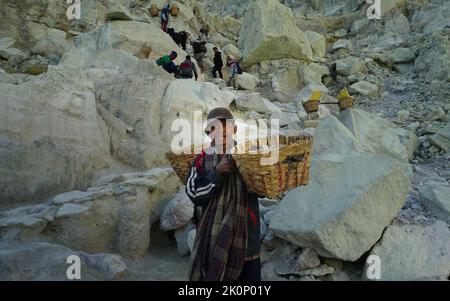 Banyuwangi, Indonésie - 13 octobre 2019 : activité du mineur de soufre au cratère d'Ijen à Banyuwangi, Java-est, Indonésie. Banque D'Images