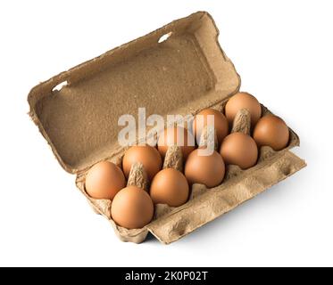 œufs de poulet frais dans une boîte à œufs en matériaux recyclés, isolés sur fond blanc, concept alimentaire biologique sain Banque D'Images